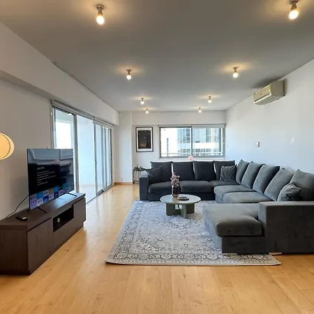 In - Spacious Balcony アパート *