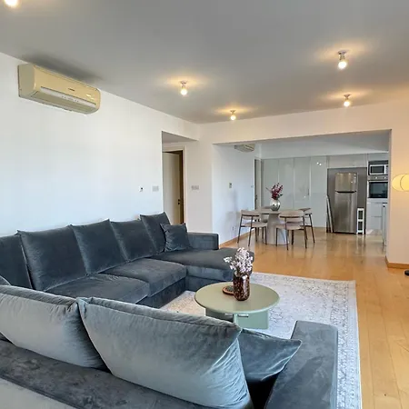 In - Spacious Balcony شقة