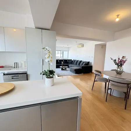 In - Spacious Balcony شقة