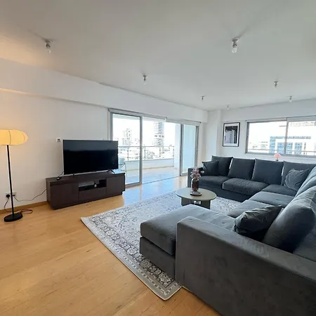 In - Spacious Balcony Apartment *