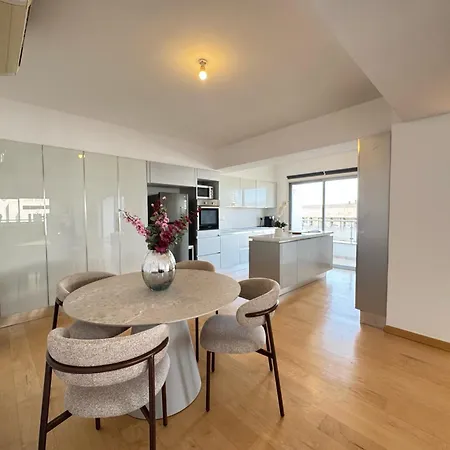 In - Spacious Balcony Apartment