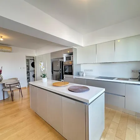 Apartment In - Spacious Balcony *