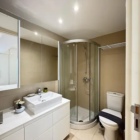 Apartment In - Spacious Balcony