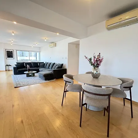 In - Spacious Balcony Apartment